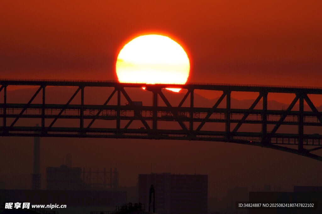 夕阳下的桥梁剪影
