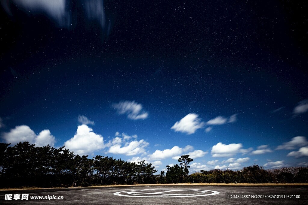 夜空下的开阔风景