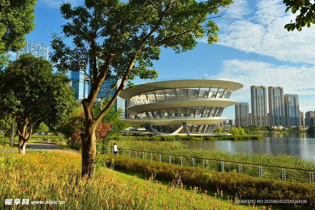 湖畔现代建筑与绿树风光