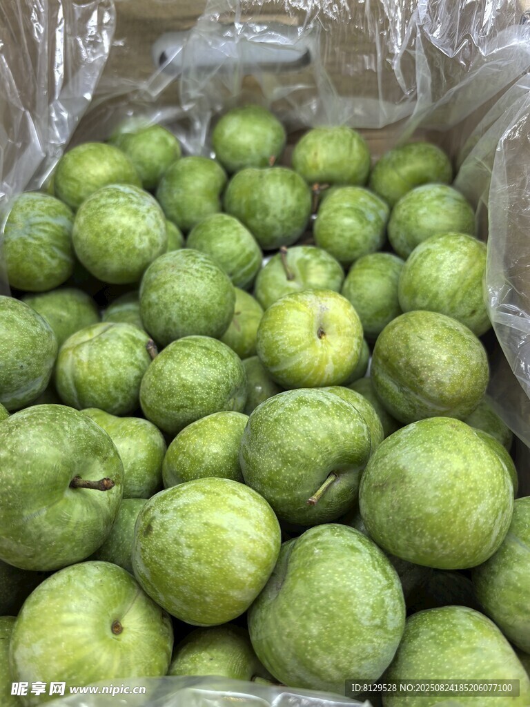 新鲜青皮番石榴堆放在一起