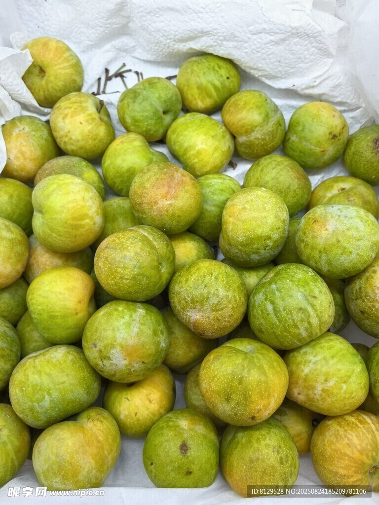 一堆新鲜青柠