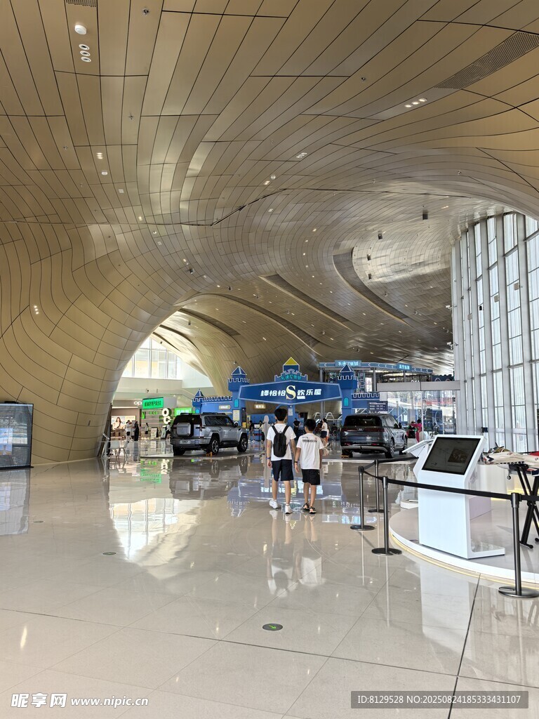 现代机场大厅内景