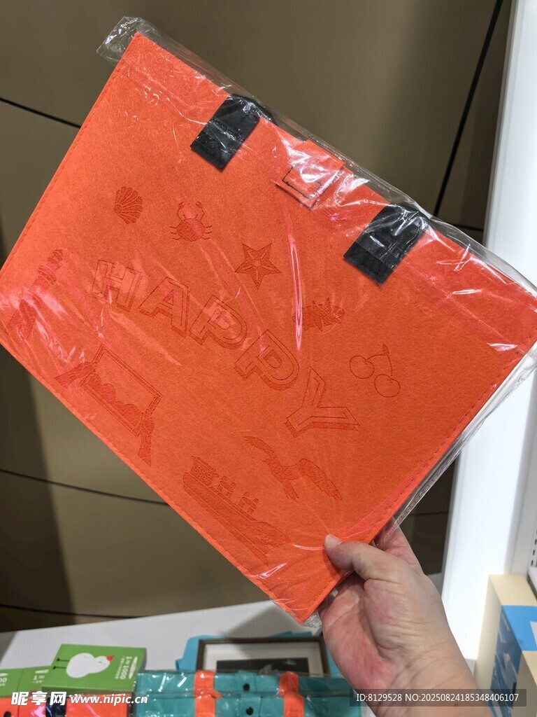 手持橙色文件袋展示