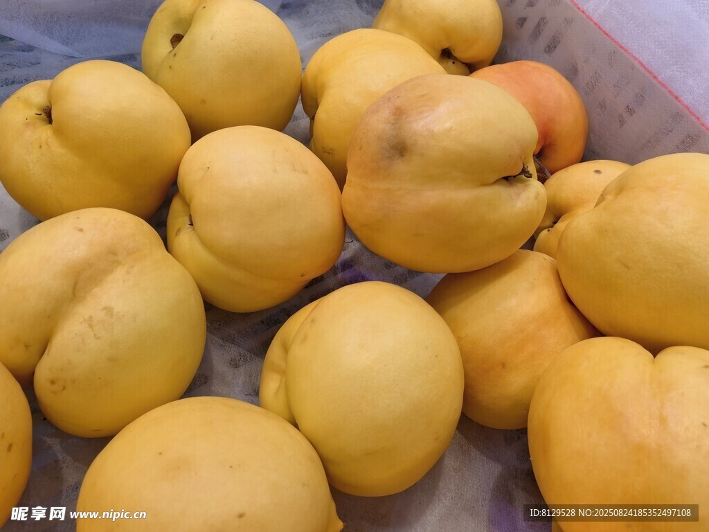 新鲜黄桃堆在一起