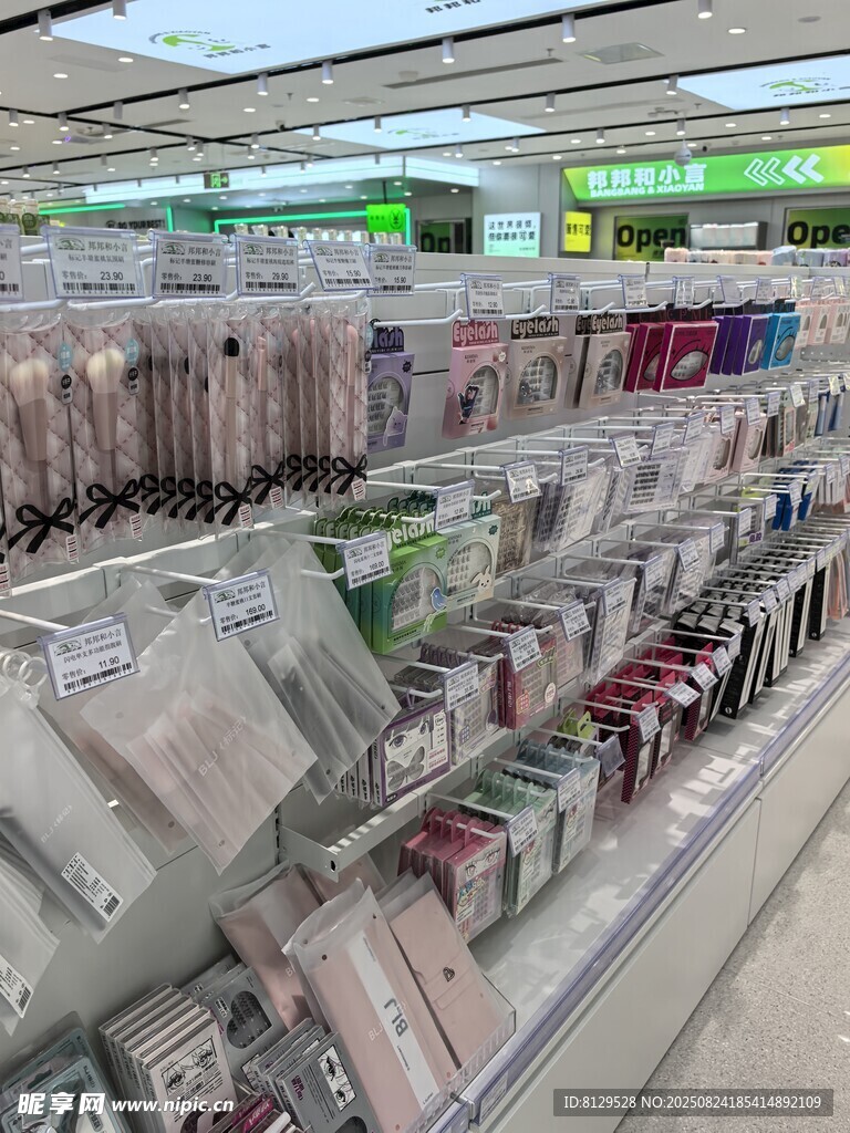 超市内琳琅满目的商品货架