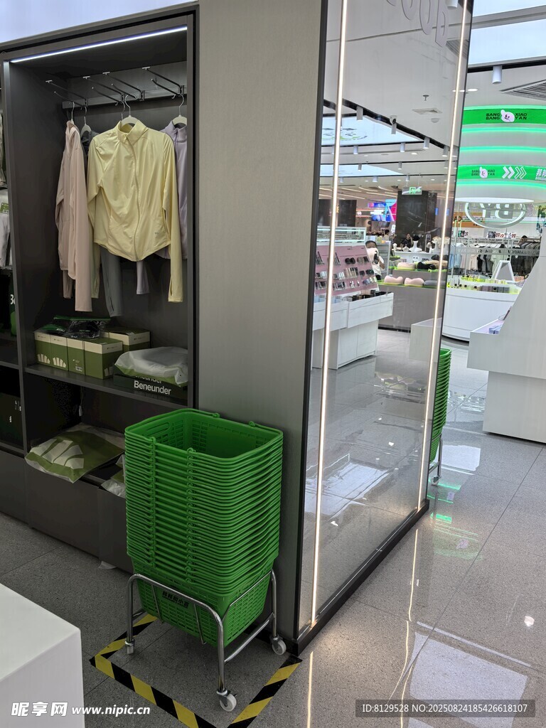 时尚服装店内部陈列一角