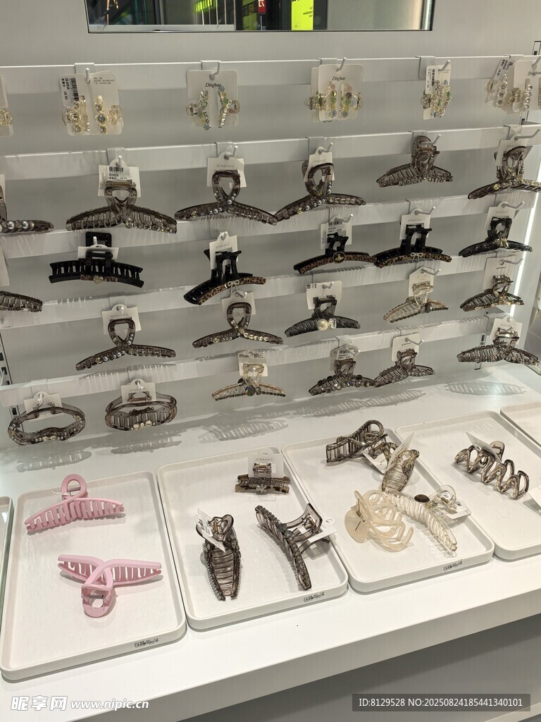 多样精美饰品陈列展示