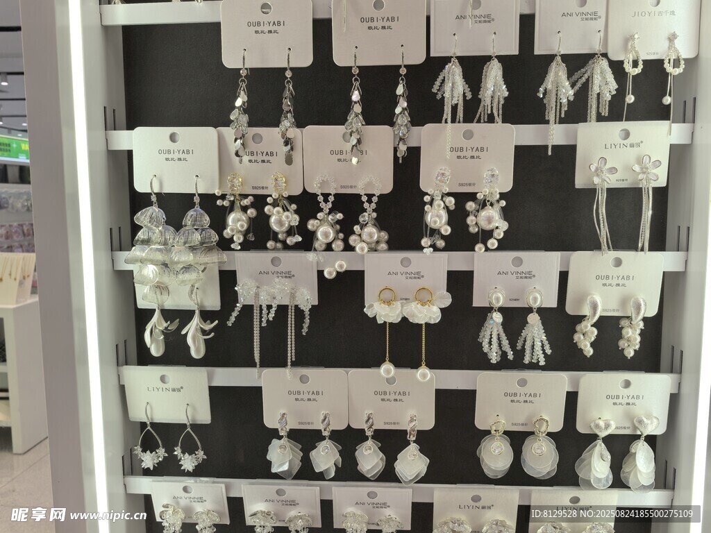 精美多样的耳环饰品展示