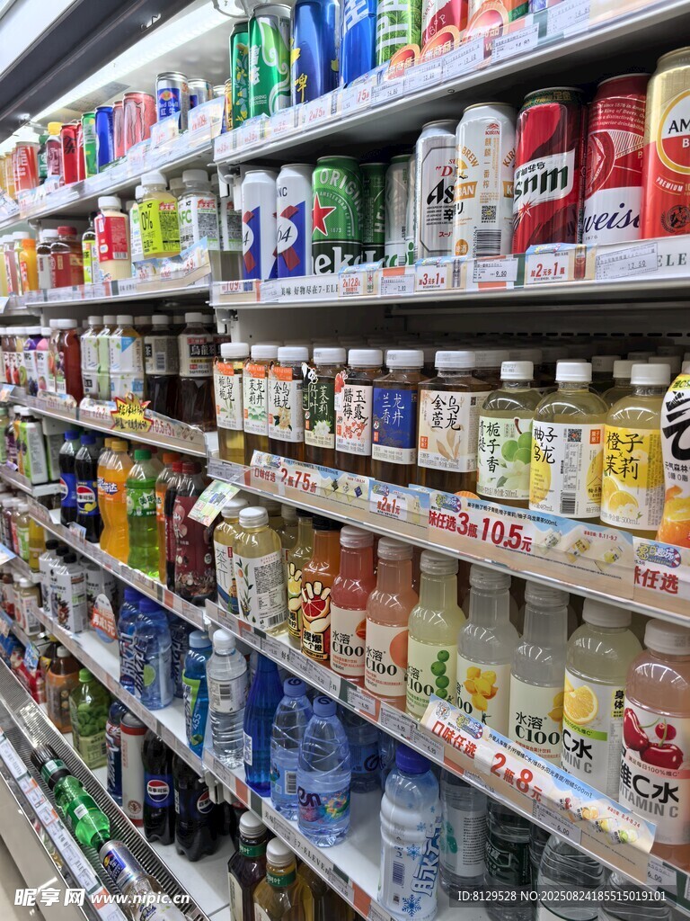 超市货架上琳琅满目的商品