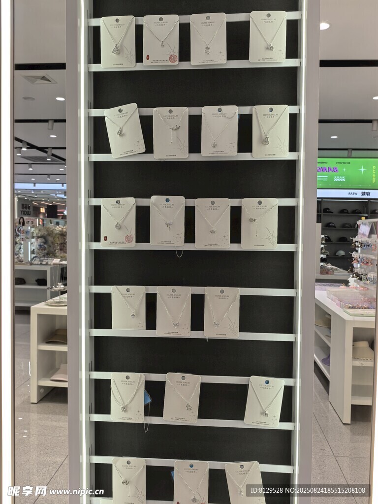 货架上整齐排列的商品