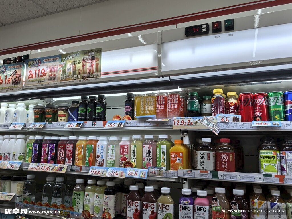 超市货架上琳琅满目的商品