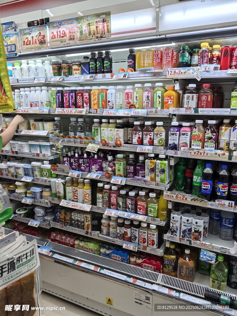 超市货架上琳琅满目的商品