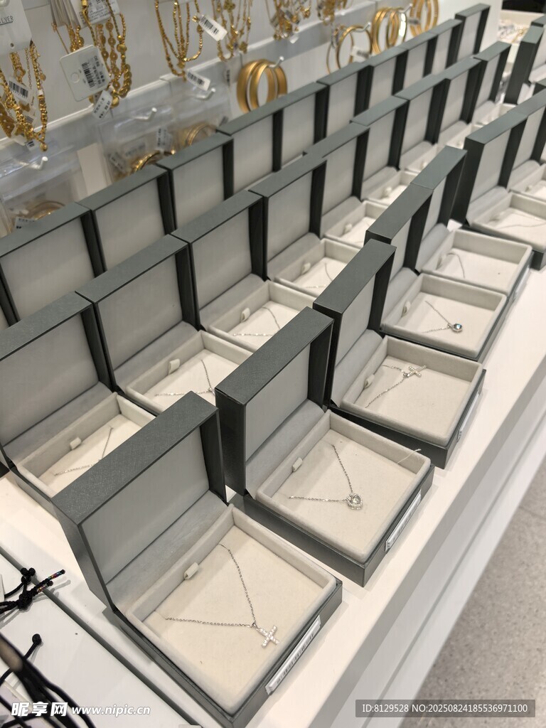 整齐排列的首饰展示盒
