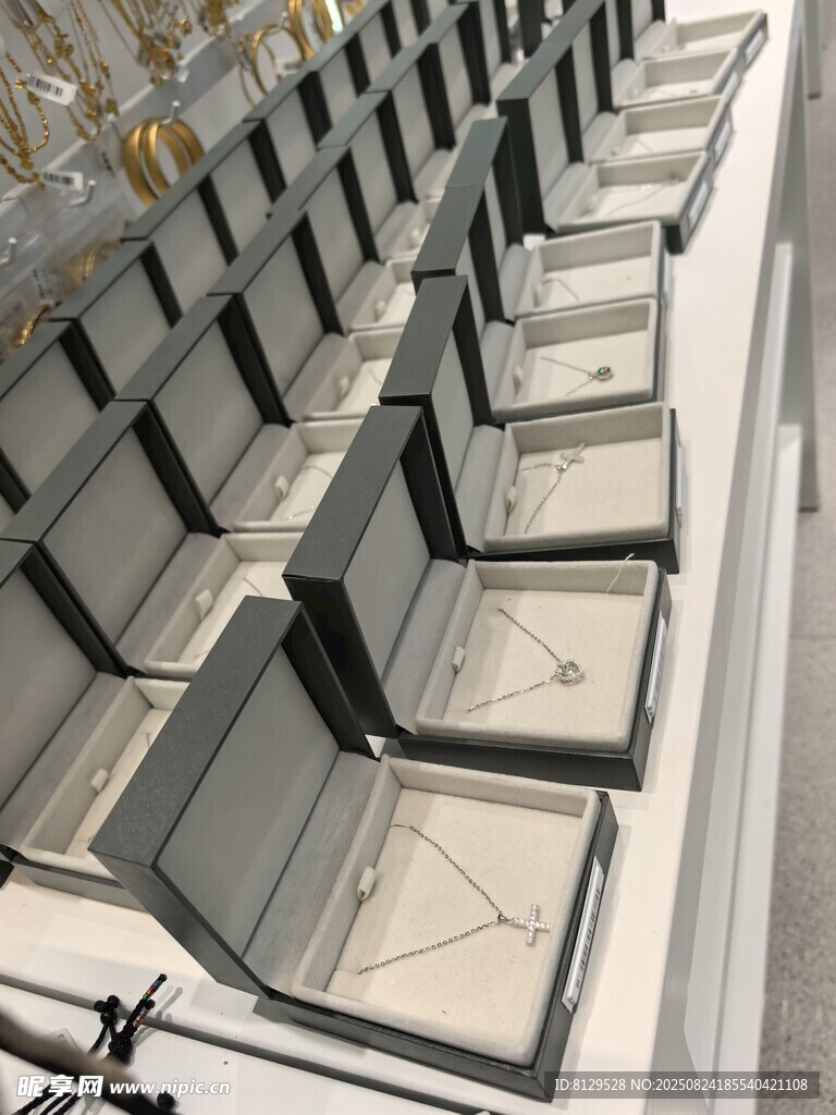 整齐排列的折叠首饰