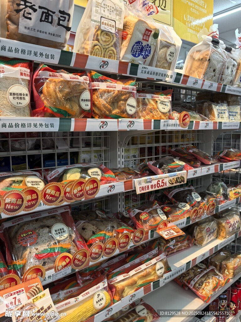 超市货架上的多样零食