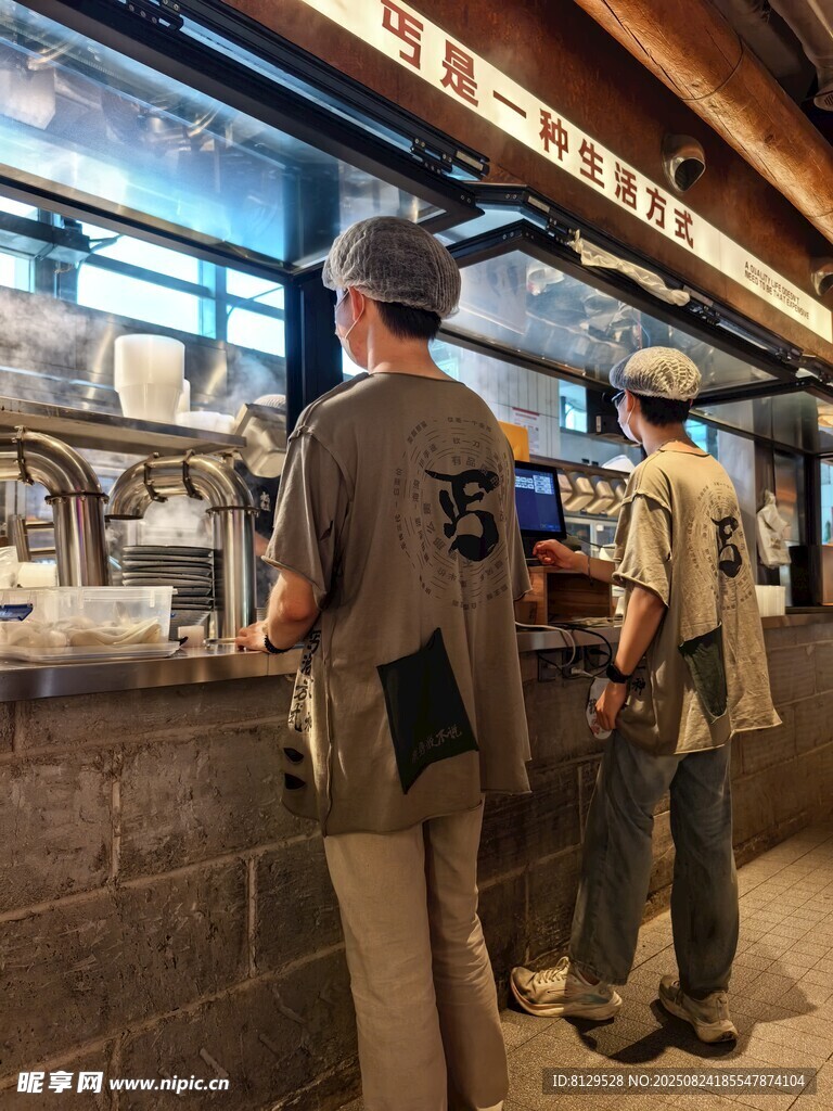 顾客在店内排队选购美食