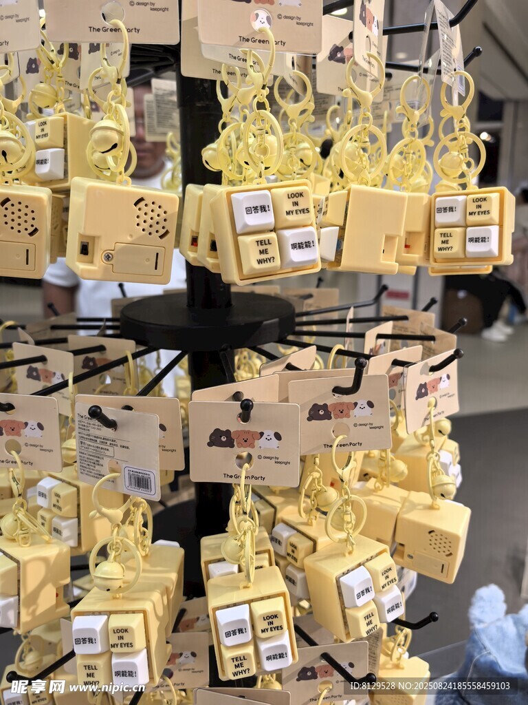 堆满货物的仓库一角