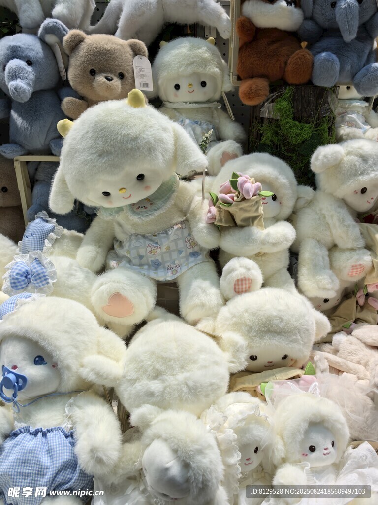 可爱毛绒玩具堆叠展示
