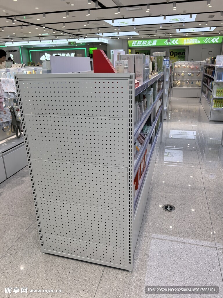超市内的金属货架陈列