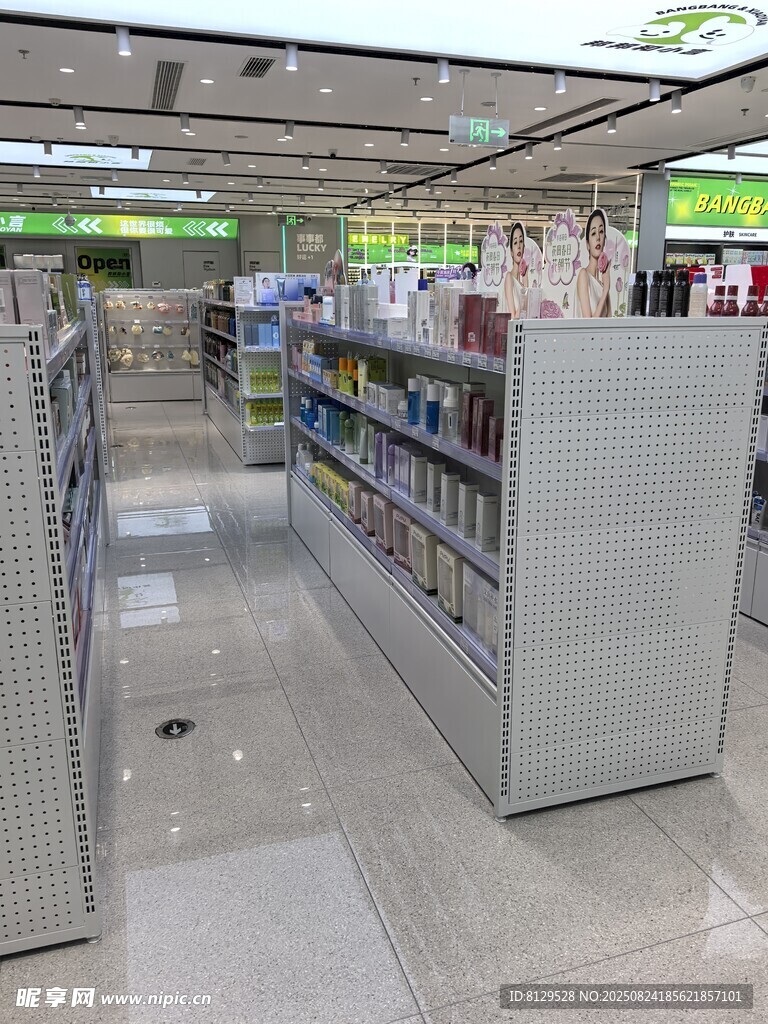 超市内部货架陈列场景