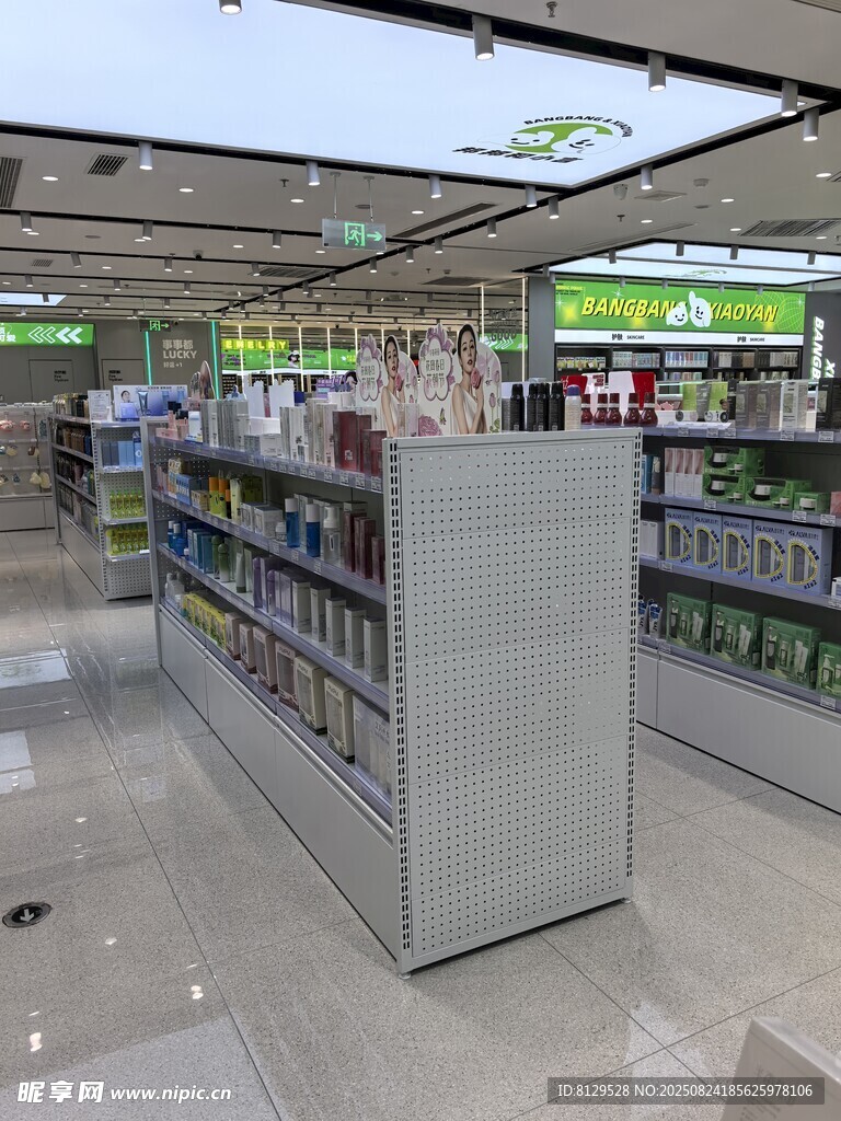 药店内部陈列场景