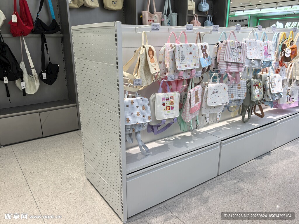 时尚手提包展示柜陈列