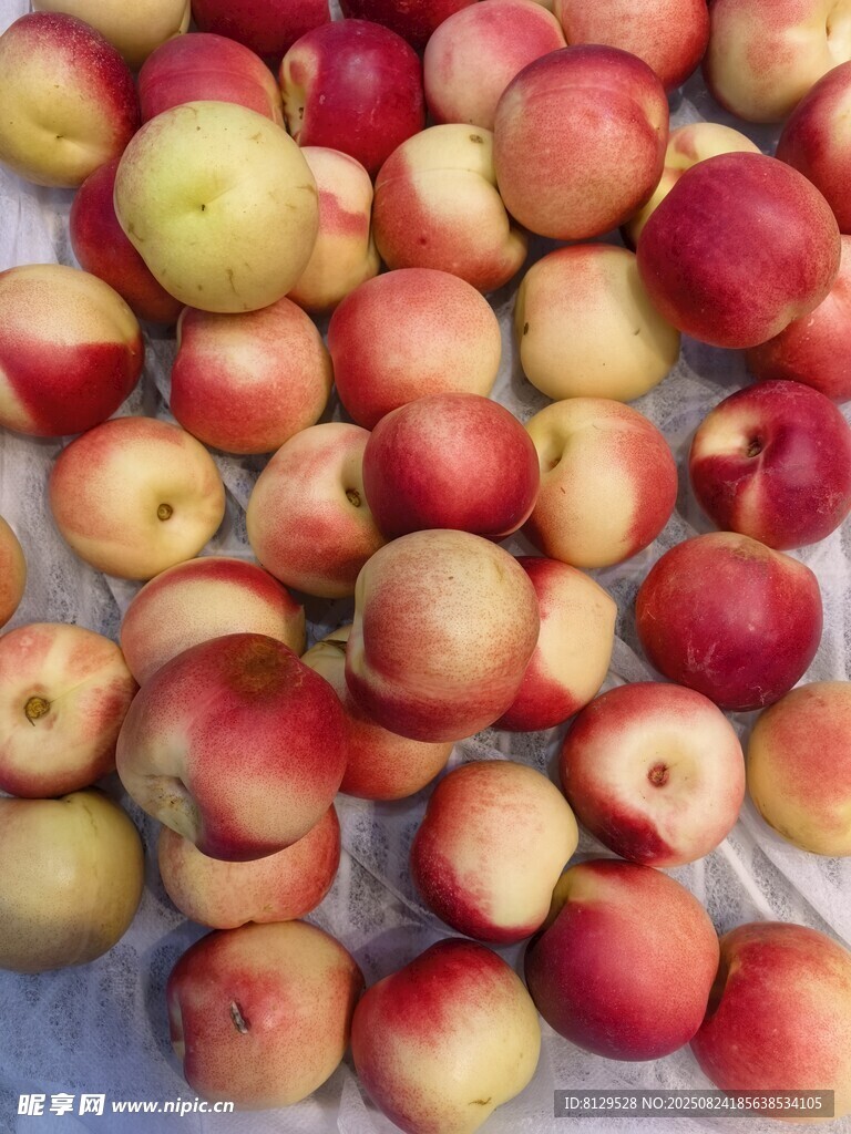 新鲜饱满的红黄色桃子