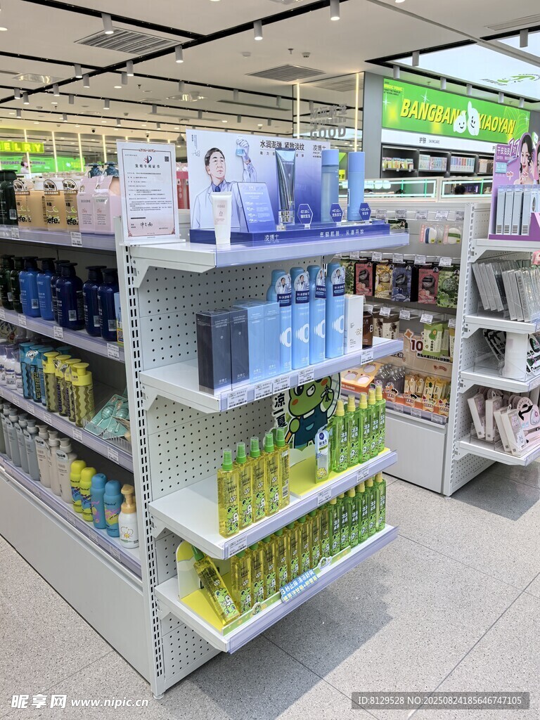 超市货架陈列丰富商品