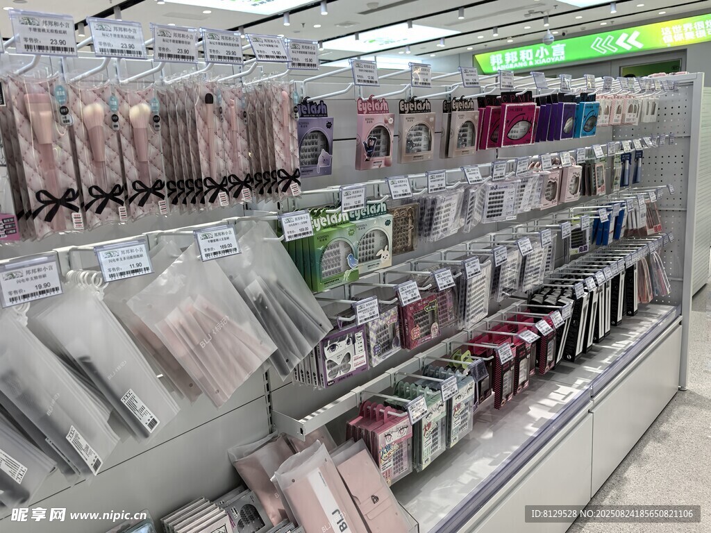 超市内琳琅满目的商品陈列