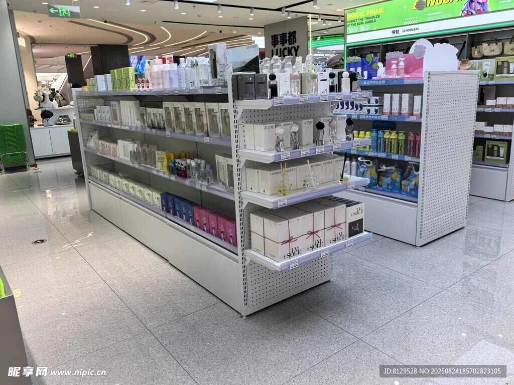 药店内景陈列货架展示