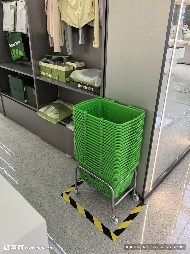 店内绿色购物车特写