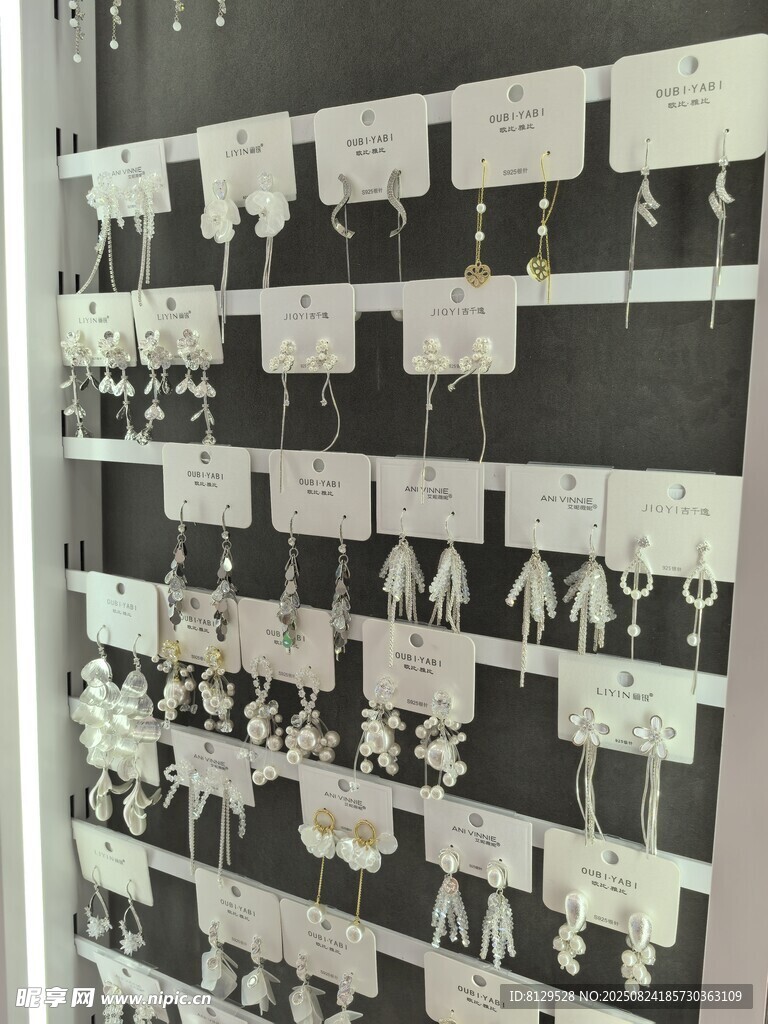 黑白展品墙展示多样物品