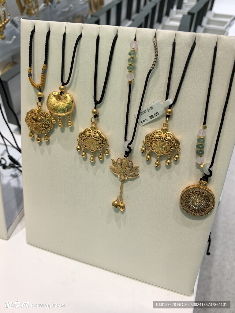 精美金项链饰品展示