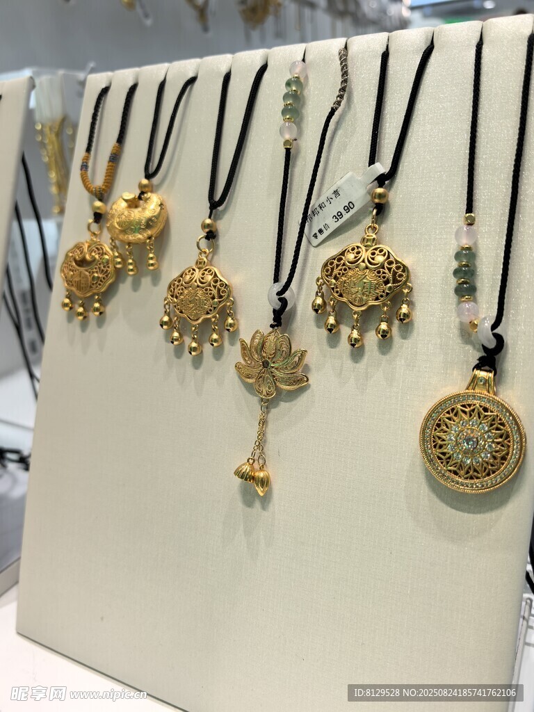 精美金质项链饰品展示