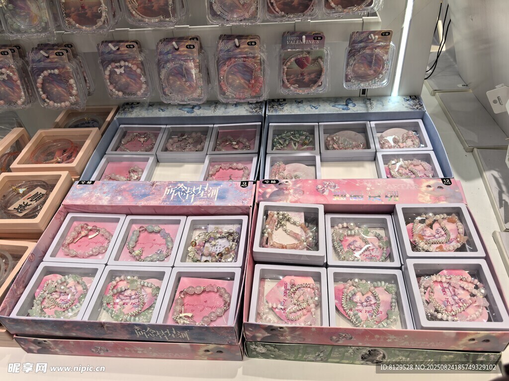 精美多样盒装饰品展示