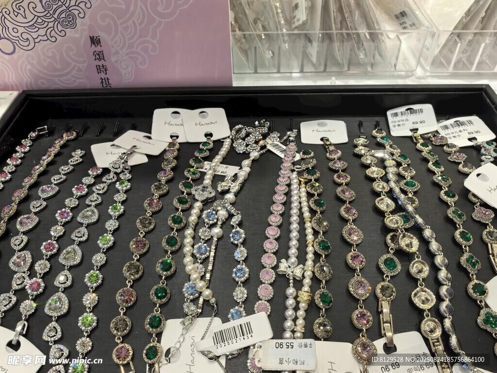 精美多样项链展示