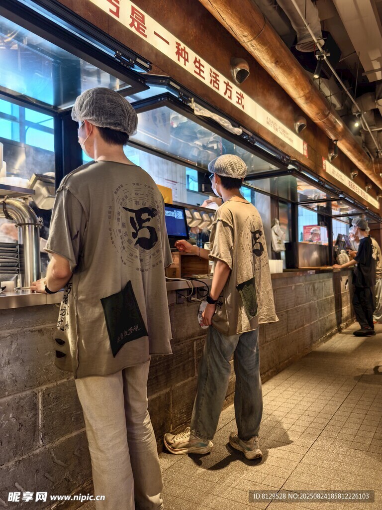 街头小吃摊前的排队人群