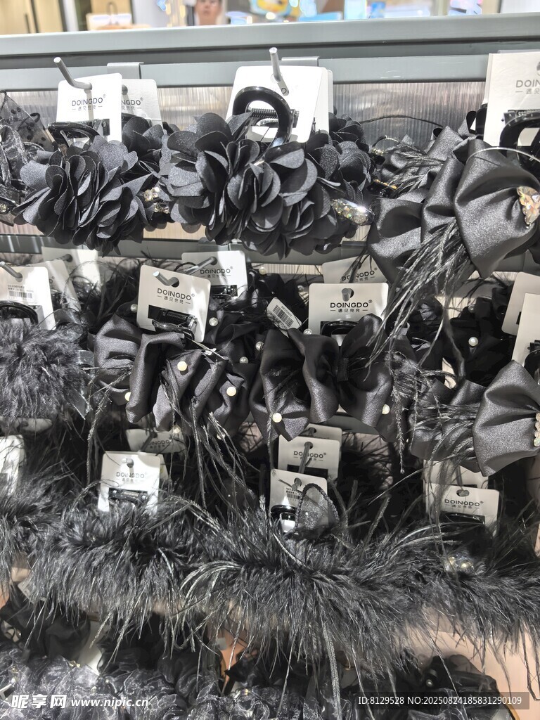 环卫工人整齐摆放扫帚