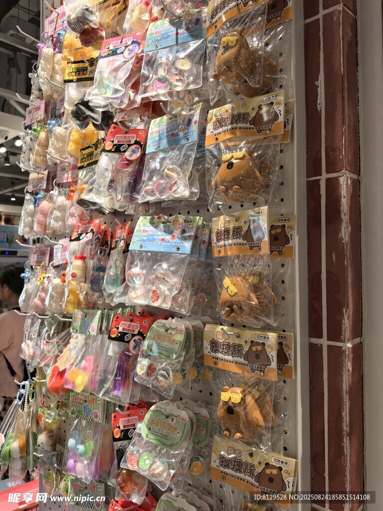 琳琅满目的多彩小饰品