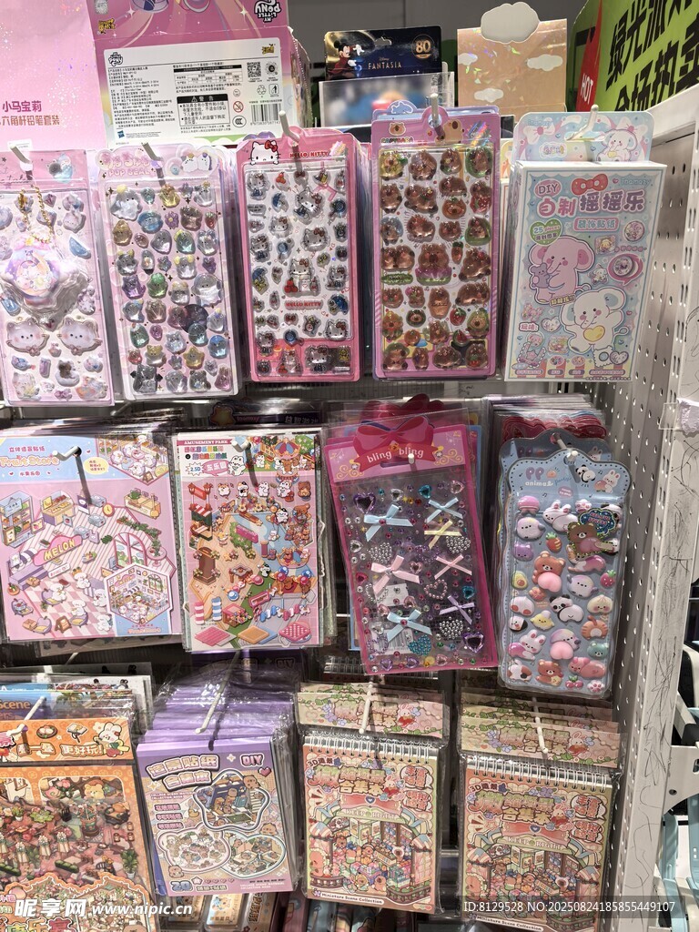 精美多样礼品袋整齐陈列
