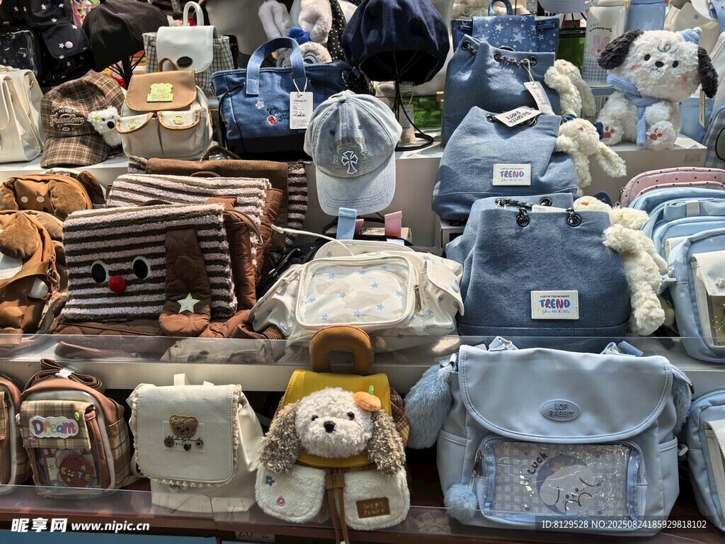 可爱玩偶与包包展示