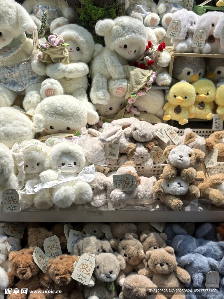 可爱毛绒玩具堆叠展示