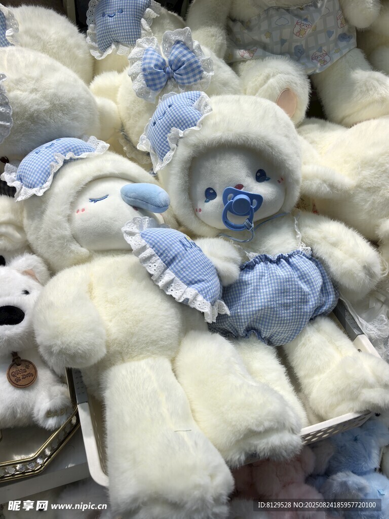 可爱蓝白毛绒玩具熊