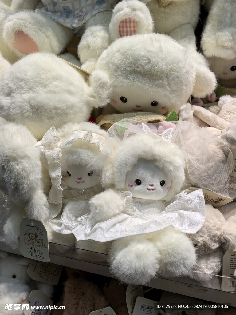 可爱毛绒玩偶堆叠展示