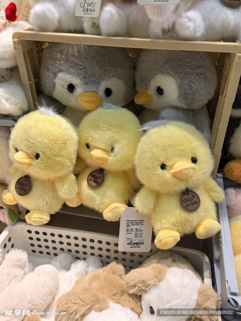可爱小黄鸭玩偶陈列
