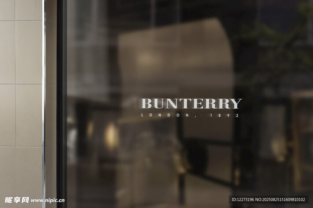 Burberry店铺橱窗展示