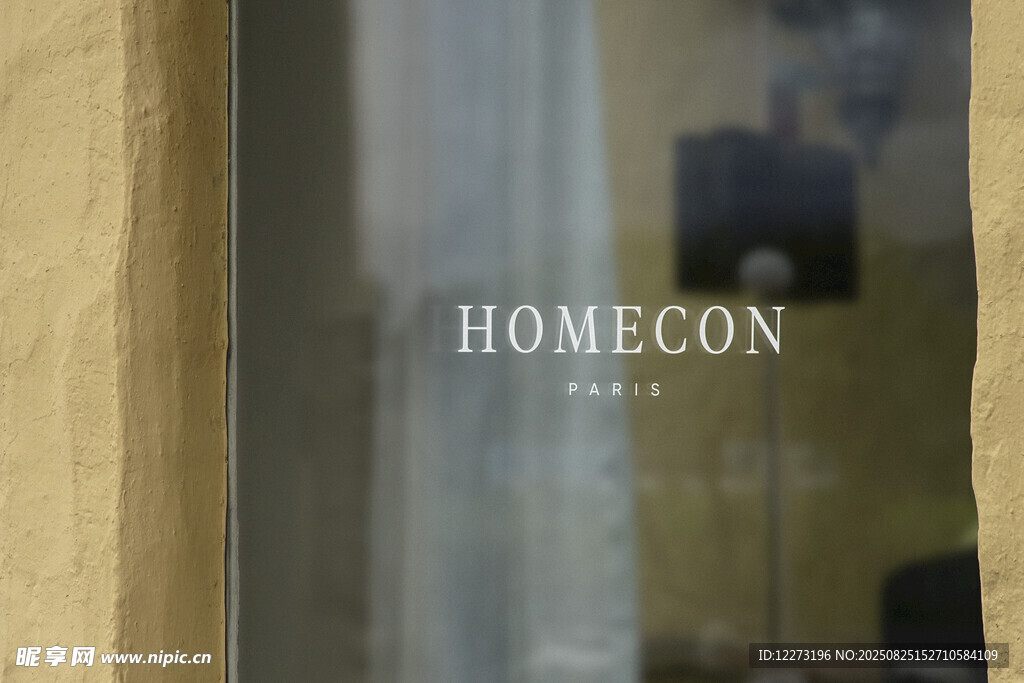 玻璃上的HOME CON标识