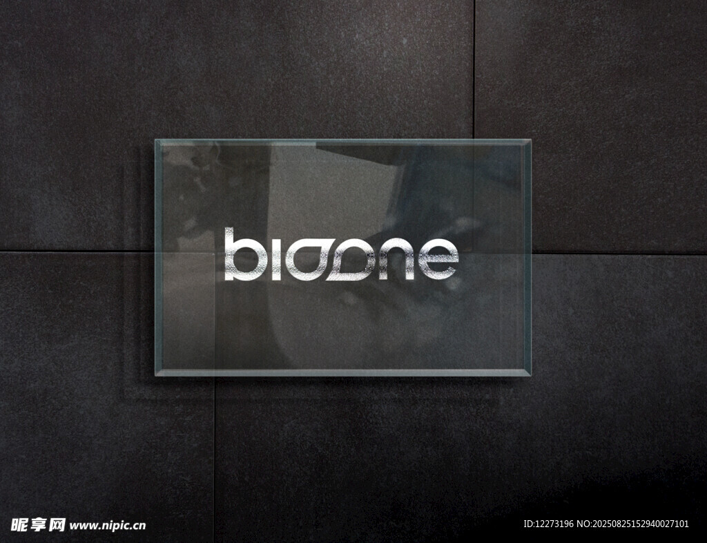 黑色背景上的blazone标识
