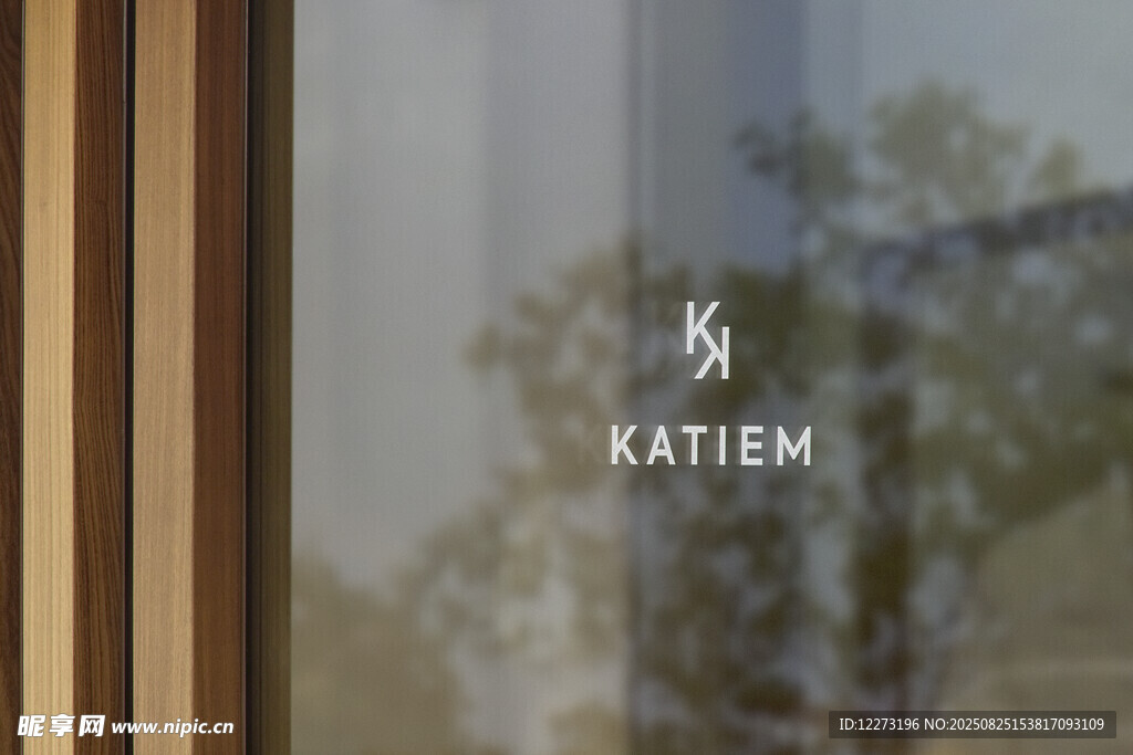 玻璃上的KATIEM标志