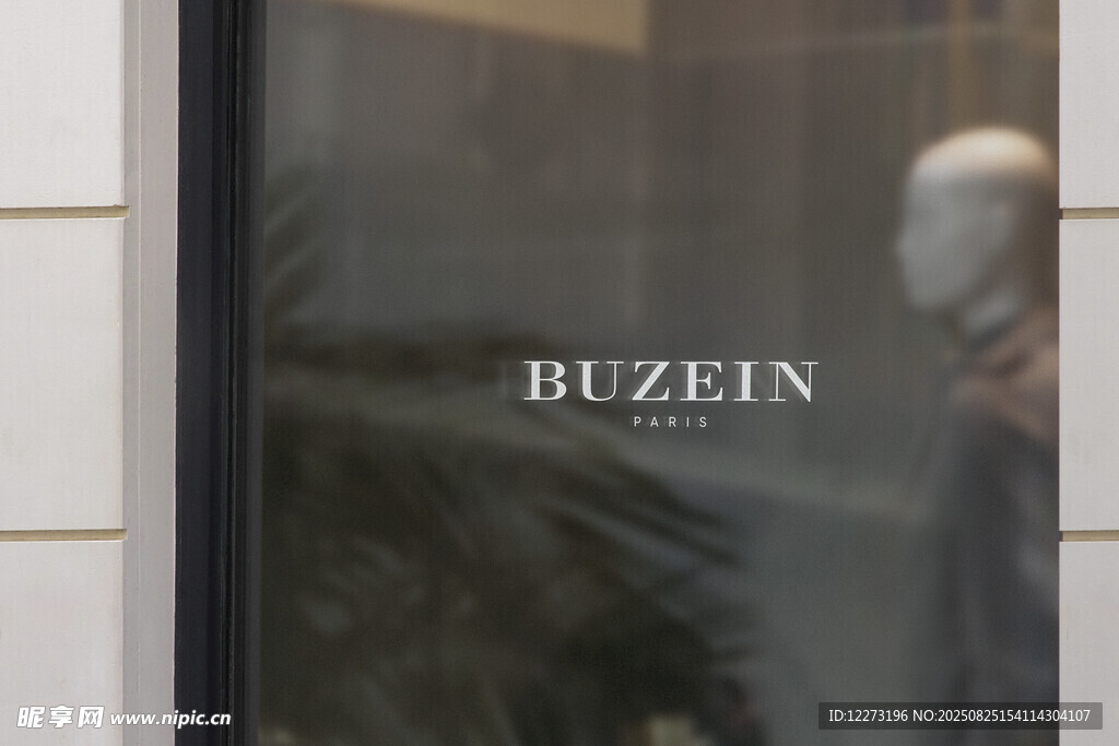 橱窗中的RUIZIIN标识